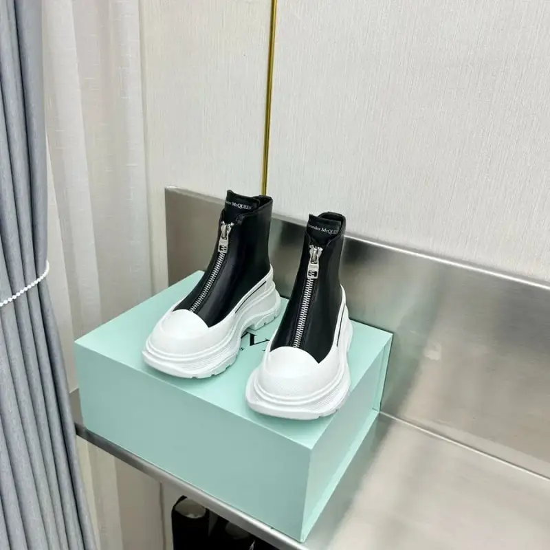 Alexander McQueen Tread Slick Chelsea Shoes — 1 colorway — Joyagoo Spreadsheet photo